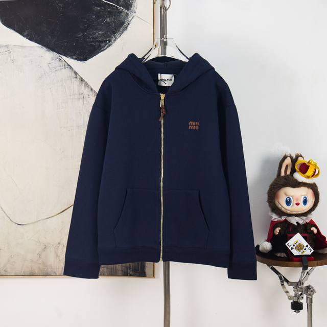 Zp版本［独家供应］ Miumiu 小皮标刺绣拉链帽衫外套 面料：380克毛圈布复合260克双纱，面料高温过胶复合后达到700克，成衣整体重量接近2公斤，面料版