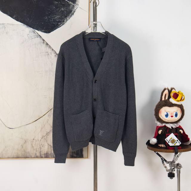 Zp版本［独家供应］ Louis Vuitton 刺绣标识羊毛开衫 面料：采用60%羊绒 40%棉纱。该款面料带有弹性与立体版型效果，成衣上身版型非常贴合。 工