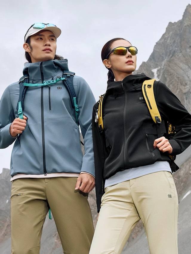 模特图 供 Kolon Sport 可隆风脊石墨烯软壳夹克防静电防泼水男女防风外套 Kolon Sport 可隆石墨烯复合防风防雨加绒软壳连帽冲锋 面料：原版一