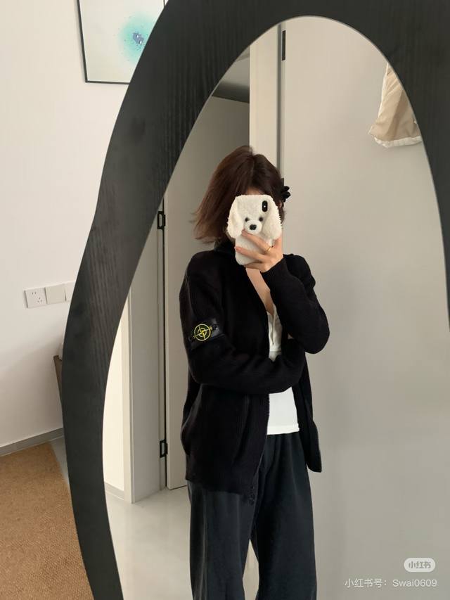 模特图 供 高定款Stone Island 石头岛棉毛混纺针织拉链扣子毛衣开衫 情侣款 全衣德国进口机器制作 三机 三织 工艺复杂程序繁琐，成衣质感更佳 定制对