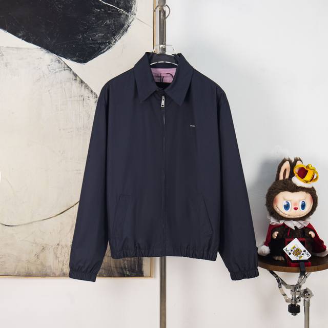 Zp版本［独家供应］ Prada 刺绣标识拉链行政夹克 面料：采用32支棉纱定染定织，该款棉料采用新疆小白棉，原版定织后1：1染色。衬布同面料搭配同料定织定染。