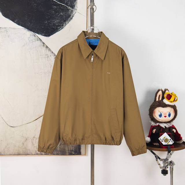 Zp版本［独家供应］ Prada 刺绣标识拉链行政夹克 面料：采用32支棉纱定染定织，该款棉料采用新疆小白棉，原版定织后1：1染色。衬布同面料搭配同料定织定染。