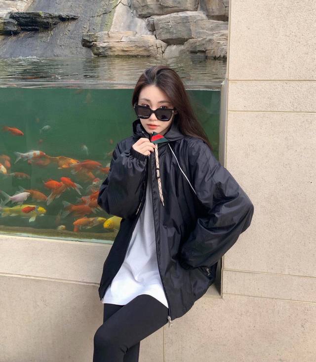 特价 库存：Xs 26 S 2 古驰 Gc 25Ss 领口红绿织带连帽冲锋衣外套 轻奢主义 男女日常通勤穿搭必备单品 正确版本随意对比 详细特征 定制消光塔丝隆