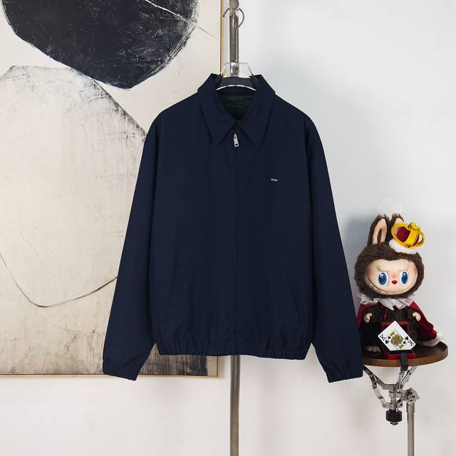 Zp版本［独家供应］ Prada 刺绣标识拉链行政夹克 面料：采用32支棉纱定染定织，该款棉料采用新疆小白棉，原版定织后1：1染色。衬布同面料搭配同料定织定染。