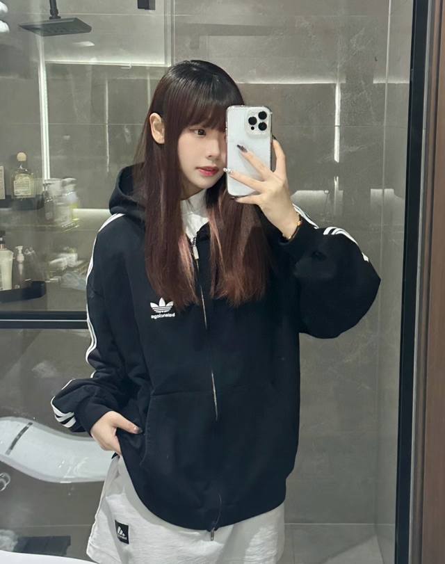 特价 库存：M 2 巴黎世家 Blcg × Ad 联名连帽拉链卫衣外套 轻奢主义 男女日常通勤穿搭必备单品 正确版本 随意对比 详细特征 采用360克纯棉双纱鱼