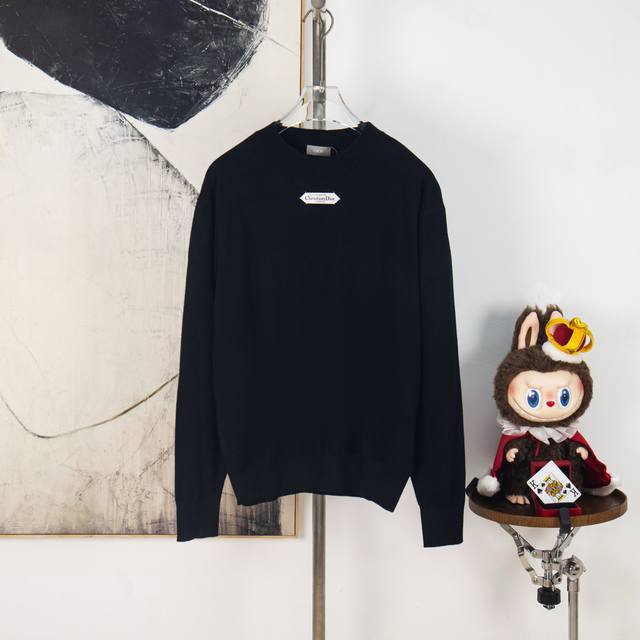 Zp版本［独家供应］ Dior 领口织物标识针织打底衫 面料：采用100棉羊毛毛料，原版定染色。整件轻薄透气，同时又带有一定的保暖效果。 工艺：工艺洗水-高温烘