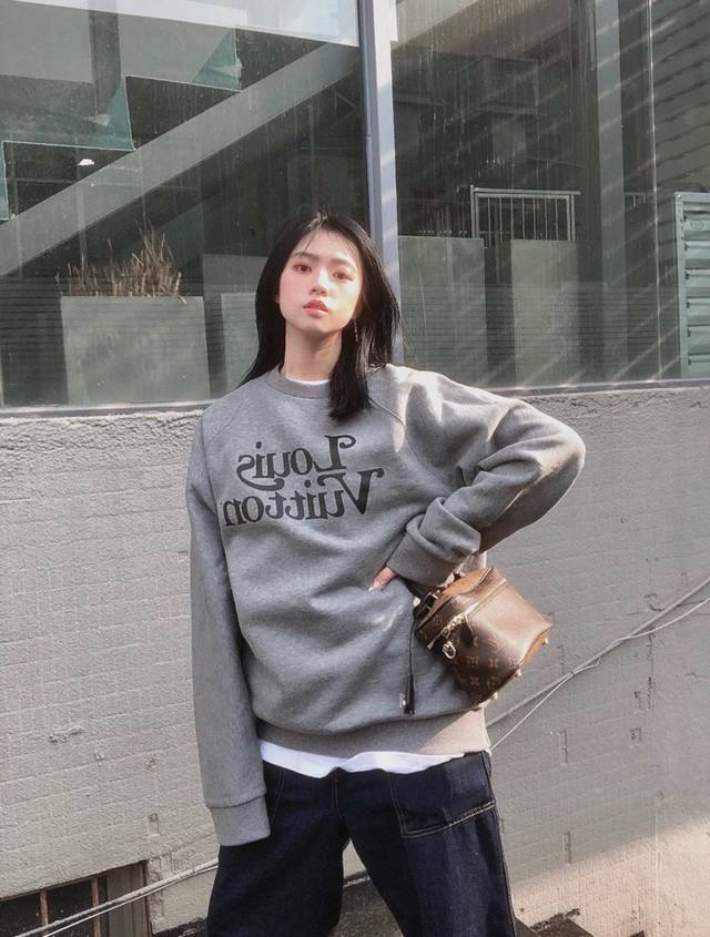 特价 库存：Xs 2 路易威登 1V × Nigo 25Ss 联名款灰色插肩袖圆领卫衣 轻奢主义 男女日常通勤穿搭必备单品 详细特征 定织3 克双纱重磅毛毡有机