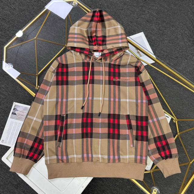 上新 纯原臻品 顶级复刻 Burberry 巴宝莉限定款基础刺绣拼接格子布连帽帽衫卫衣 - 款号：39300 - 颜色：灰色 卡其色 - 购入原版开模打造，全套