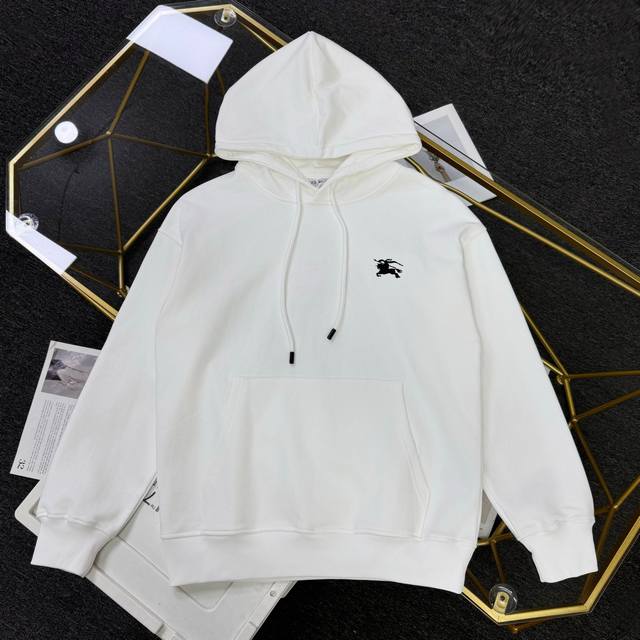 上新 纯原臻品 顶级复刻 Burberry 巴宝莉限定款基础刺绣战马圆领卫衣 - 颜色：黑色 白色 - 购入原版开模打造，全套定制辅料，细节决定成败。 - 辅料