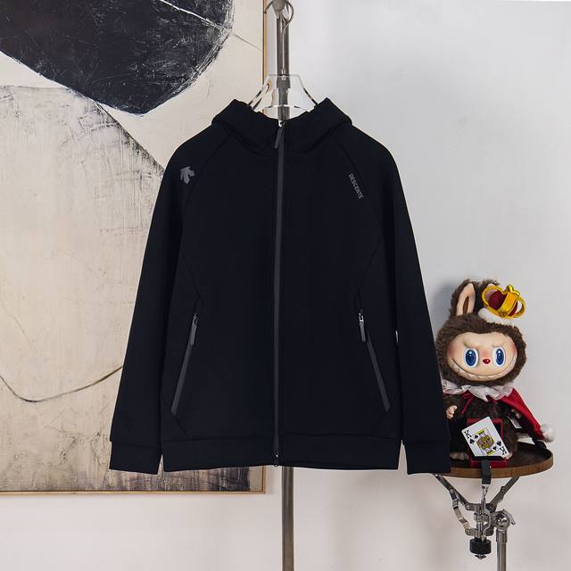 Zp版本［独家供应］ 迪桑特2025新款压胶Logo情侣款外套 百分百订制太空棉面料 防风抗寒透气性极好 舒适百搭的一款外套 时尚百搭 网红同款 匠心款 简约中