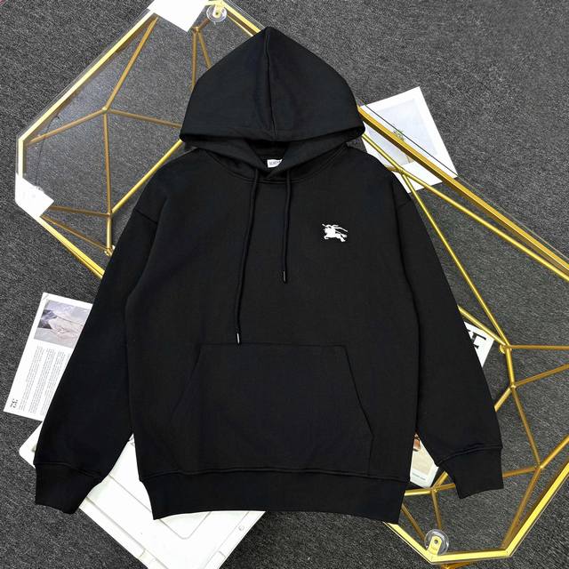 上新 纯原臻品 顶级复刻 Burberry 巴宝莉限定款基础刺绣战马圆领卫衣 - 颜色：黑色 白色 - 购入原版开模打造，全套定制辅料，细节决定成败。 - 辅料