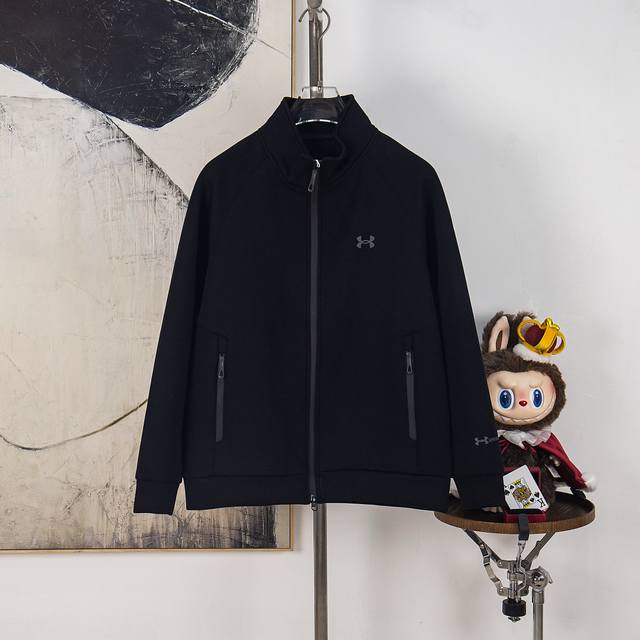 Zp版本［独家供应］ 安德玛2025新款压胶Logo情侣款外套 百分百订制太空棉面料 防风抗寒透气性极好 舒适百搭的一款外套 时尚百搭 网红同款 匠心款 简约中