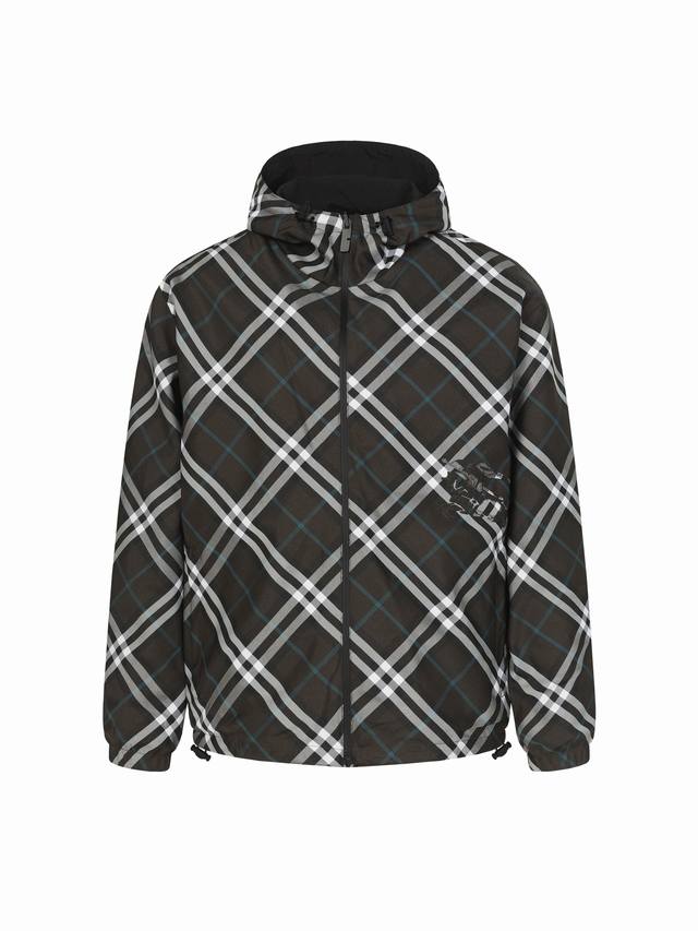 Bbr巴宝莉25Ss双面两穿格纹外套 Burberry格纹以细腻的织法与鲜明的色彩对比，彰显品牌的独特魅力与不凡品味；另一面则以纯色为底，点缀以精致的马术骑士徽