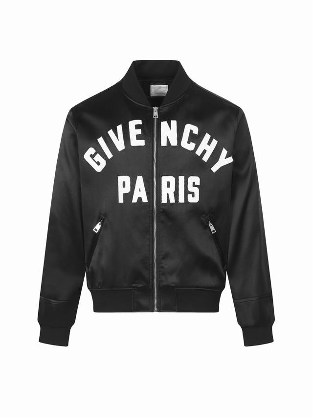 Givenchy 纪梵希 缎面贴花飞行员夹克外套 独家原版开发，工艺说明：采用高级缎面面料打造，质地光滑且富有光泽感。衣身正面饰有精致的罗缎贴花工艺，呈现品牌标