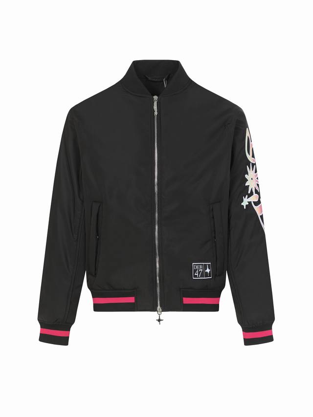 Dior 迪奥 47号霓虹粉边黑色飞行夹克外套 这款短是二零二五秋季系列新品，来自 Andlewis Hlton 限定系列。采用黑色科技面料精心制作，衣袖饰以联