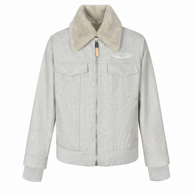 1:1原单品质 1V 24Fw 毛领拼接羊毛棉服外套 原34,600购入，采用百分百进口绵羊毛面料对色定染花灰色纱线混纺毛呢面料。可拆卸毛领采用小羊羔毛毛领，丝