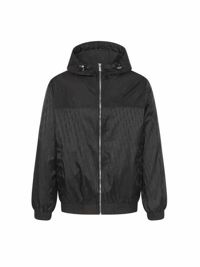 Dior 迪奥 胸前字母Logo满印拼接连帽外套 贸易渠道稀出，海外精品限量销售。户外风衣产品的典范，全身暗纹的商标彰显品牌辨识度。这款夹克兼备温暖且轻盈的特质