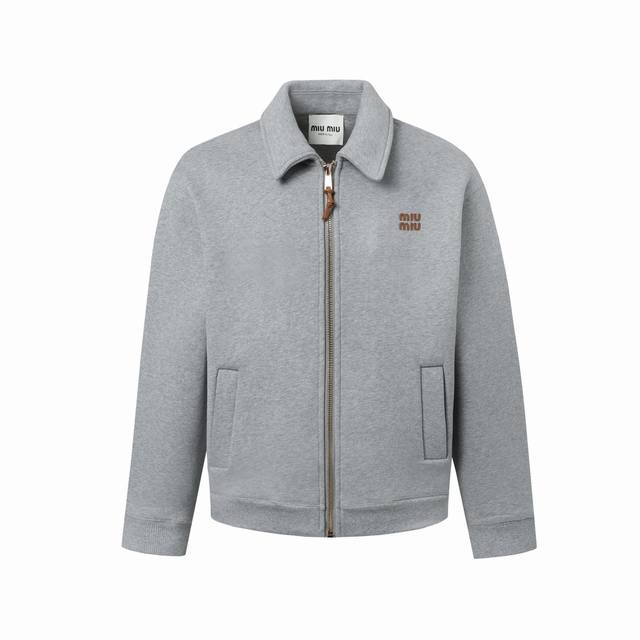 官网1:1原单品质 Miumiu缪缪 字母贴绣空气层拉链夹克外套 炒鸡厚实 原版杭州国专24700购入，面料采用420克高品质全棉材质，衬衫领，原版开模拉链开合