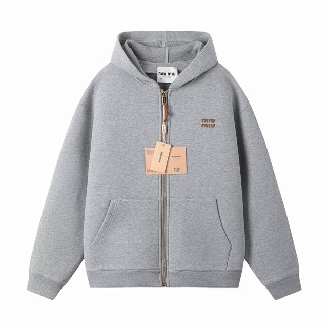 官网1:1原单品质 Miu Miu 缪缪 24Fw 刺绣小标空气棉拉链外套 超级厚实 休闲复古时髦 简约的撞色线条勾勒 小字母Logo刺绣 时髦出街 超级有范