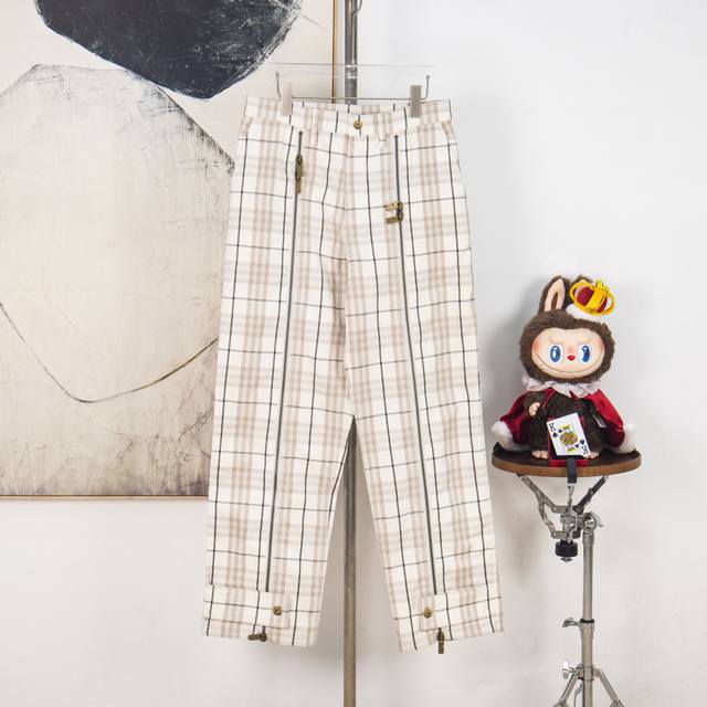 Zp版本［独家供应］ 巴宝莉 Bbr2025牛秋冬新款 走秀款 经典格纹设计长裤 定制交叉提花平纹面料 正面长拉链拼接 后方翻盖口袋 直筒剪裁版型 裤腿处按扣细
