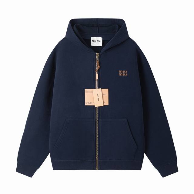 官网1:1原单品质 Miu Miu 缪缪 24Fw 刺绣小标空气棉拉链外套 超级厚实 休闲复古时髦 简约的撞色线条勾勒 小字母Logo刺绣 时髦出街 超级有范