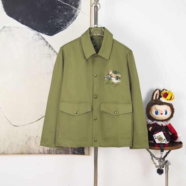Zp版本［独家供应］ 巴宝莉 Bbr 2025 Fw 秋冬新款 翻领长袖工装外套 订制军绿色棉布面料 前胸动物图案刺绣 按扣开合门襟 下摆贴布对称口袋 简约设计
