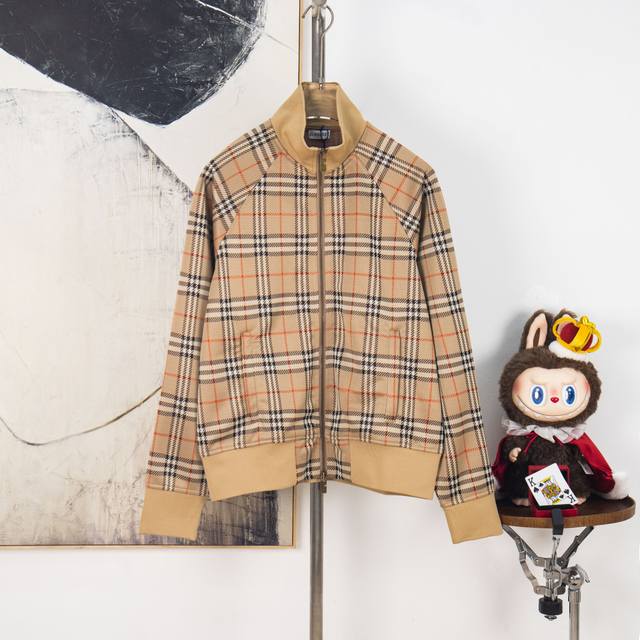 Zp版本［独家供应］ 巴宝莉 Bbr2025 Fw 秋冬新款 毛织立领长袖外套 针织混纺面料 经典格纹相间设计 对格剪裁保持立体性 金属拉链开合门襟 罗纹针织衣