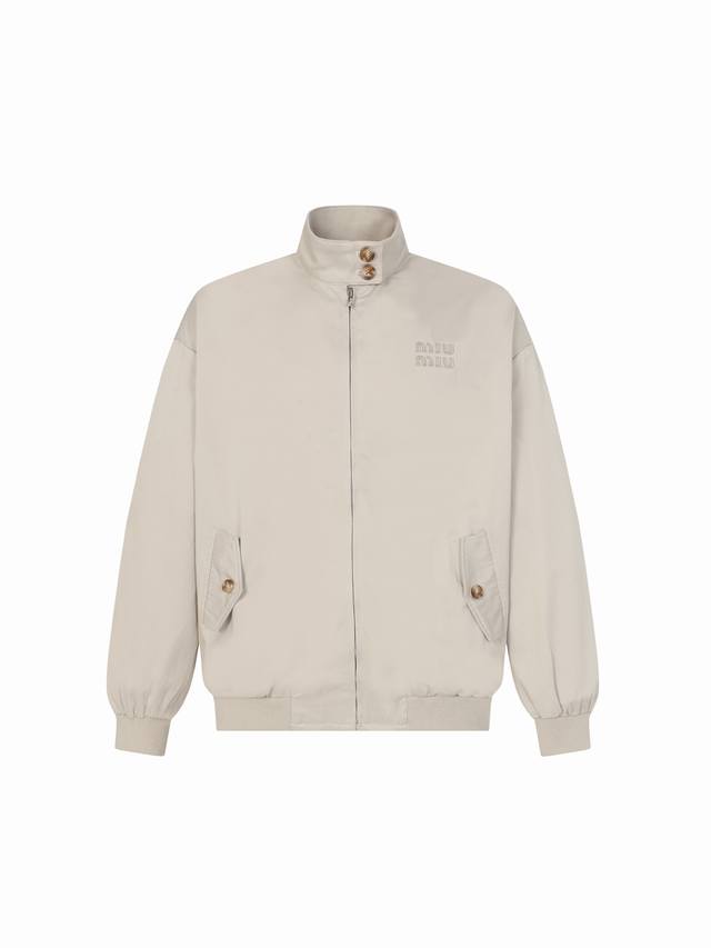 Miumiu缪家25Ss 徽标内红格立领夹克外套 原版27,811购入开发，定织定染80支双股斜纹棉质面料，纱线采用双股合捻技术，通过Sz向交替加捻提升纱线强韧