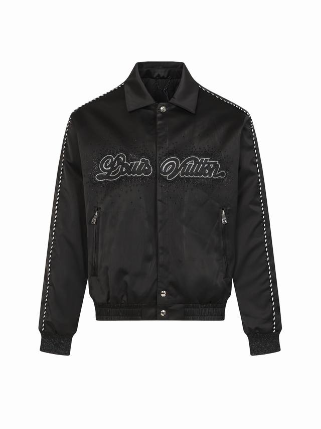 Lv 路易 烫钻丝绸束腰棒球服 采用100%再生锦纶面料，锦纶半消光斜纹布，里布采用人丝斜纹缎面，特种绣花机2200#洗水棉，绣竖条间棉里布，章仔采用日本进口田