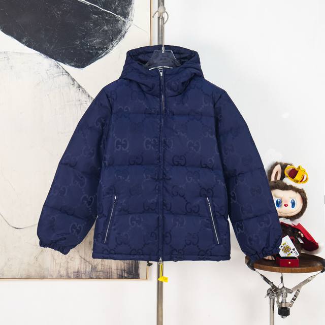 Zp版本［独家供应］ Gucci Fw新款双G满Logo黑色连帽羽绒服、这款拉链羽绒服是焕新推出的配饰和成衣系列中的一款 再生尼龙由可回收利用的缝纫线和辅料制成