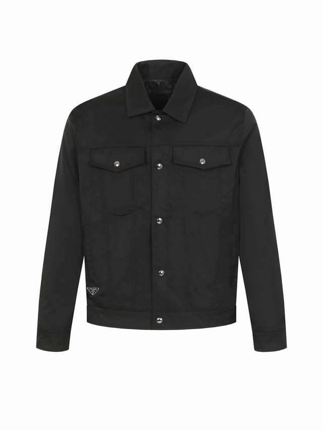 Prada 普拉达新款三角标口袋夹克外套 重磅秋季单品来袭 定制面料 不记成本 追求完美 普拉达旗下专属面料 成就完美单品 口袋工装设计 秋季必备搭配单品、机能