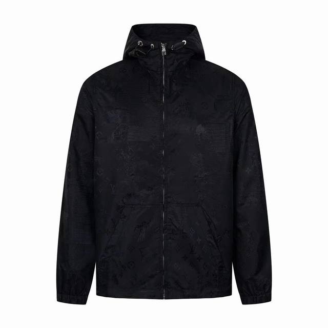 Lv路易遛狗暗纹提花外套 采用50D锦纶牛津纺提花面料，纱线采用三角有光长丝，原版扫描花型图案，做85Cm大满幅循环花型，采用高速剑杆机织造胚布，前幅+插袋采用