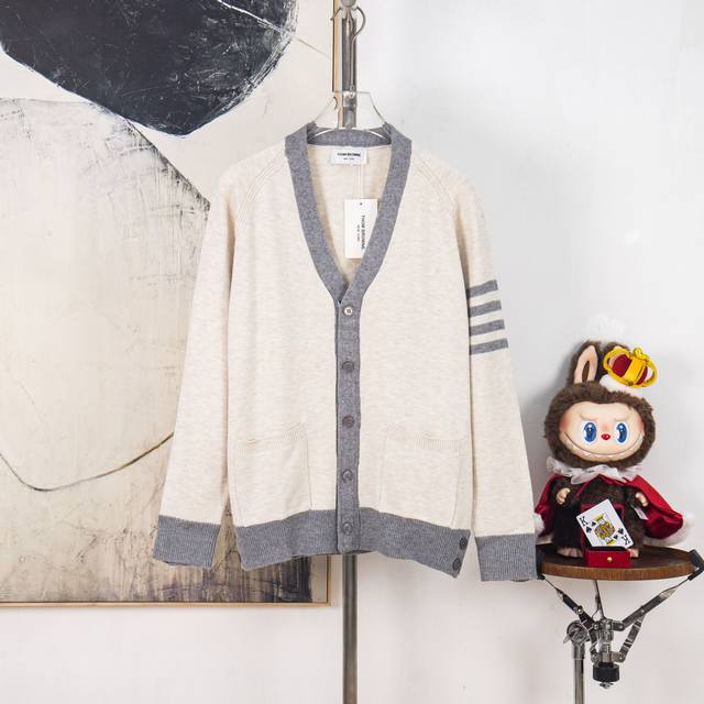 Zp版本［独家供应］ Thom Browne 汤姆布朗 拼色四条杠柳扣开衫针织外套毛衣羊毛衫 Tb经典四条杠基础风格 年年都穿的经典款必须选择品质全部对色定染含
