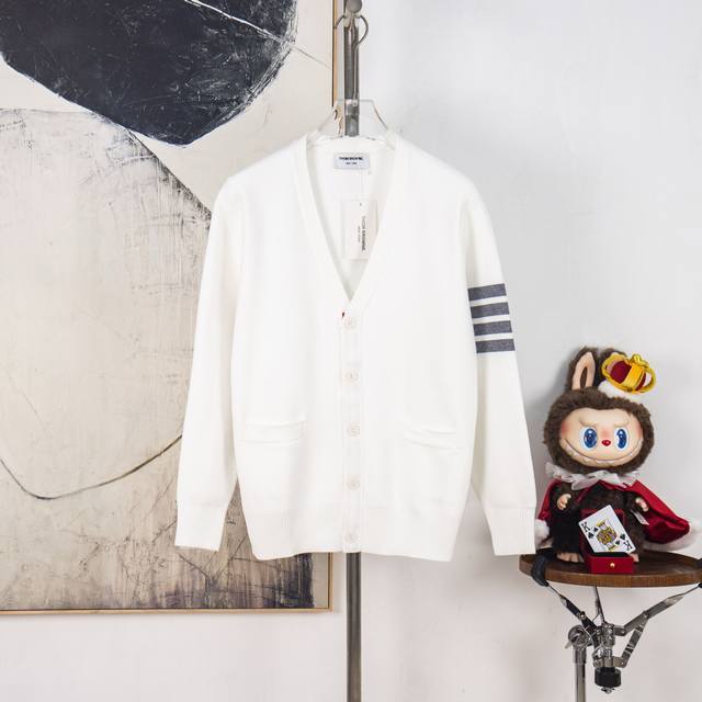 Zp版本［独家供应］ Thom Browne 汤姆布朗 秋冬 经典四条杠基础风格 柳扣开衫V领长袖毛衣羊毛衫 进口羊毛混纺面料 升级，灵感源自八十年代复古 原版