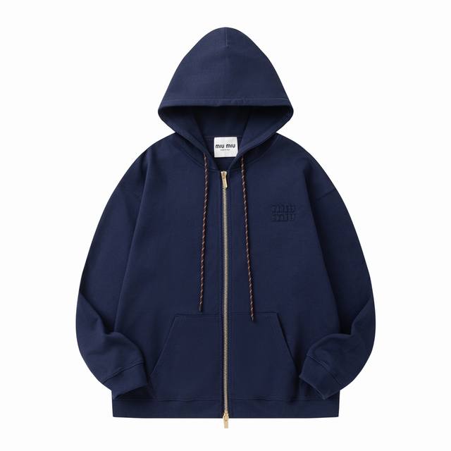 1:1原单品质 Miumiu 缪缪 24Fw 贴布刺绣字母拉链外套 面料采用100%纯棉毛圈面料，克重大约在420G左右。衣物为正肩膀版型，洗后不易变形。胸口定