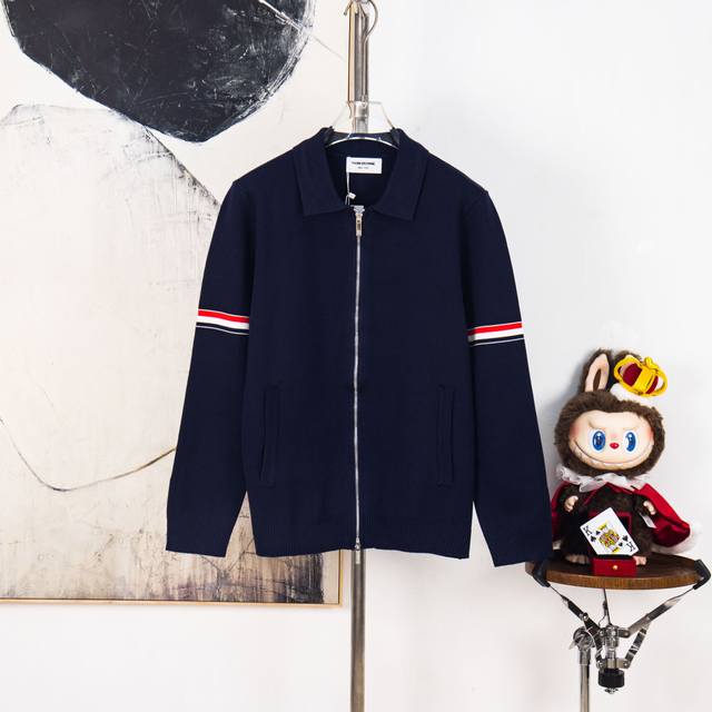 Zp版本［独家供应］ Thom Browne 汤姆布朗 外衫翻领，独家定制 Tb经典四条杠基础风格 年年都穿的经典款必须选择品质全部对色定染含羊毛的棉纱线，柔软