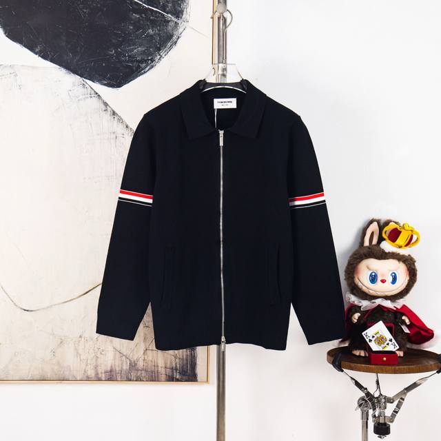 Zp版本［独家供应］ Thom Browne 汤姆布朗 外衫翻领，独家定制 Tb经典四条杠基础风格 年年都穿的经典款必须选择品质全部对色定染含羊毛的棉纱线，柔软