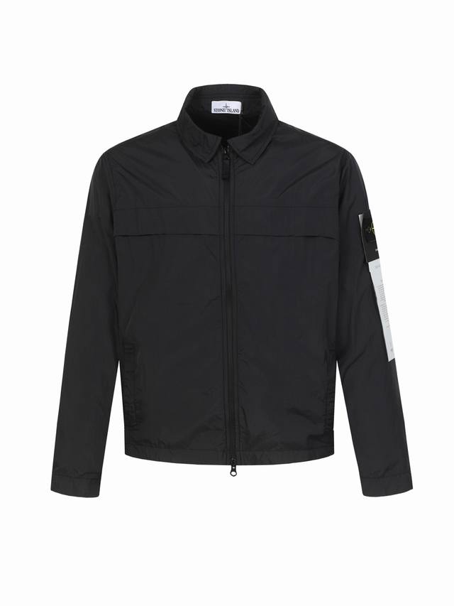 Stone Island石头岛黑色金属尼龙外套 翻领拉链设计 内里透气网 采用定制金属尼龙面料 成本相当高 横截面呈Y形 牢度3级以上 防风、抗泼、抗静电 整衣