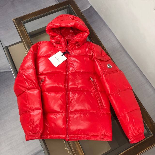 Moncler 蒙口#连帽玛雅 剪裁打造干练姿态身着 秋冬Moncler主线系列羽绒服，重返喧嚣都市。 蒙口主打系列，内填充90绒，保暖舒适且不臃肿，大方块而形