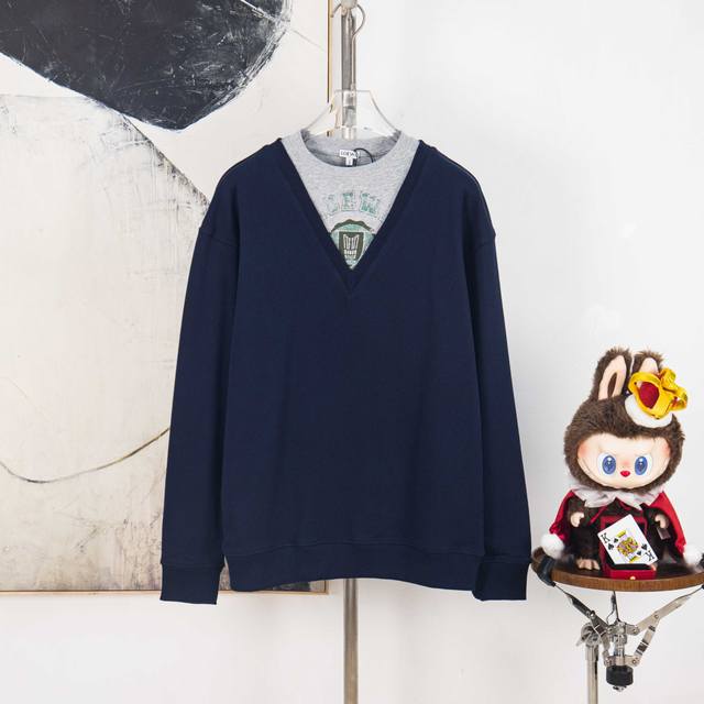 Zp版本［独家供应］ Loewe 假两件印花刺绣V领卫衣 面料：采用380克鱼鳞毛圈，螺纹搭配1*1双纱。 面料：V领采用50支双股，螺纹搭配1*1索罗娜。 工