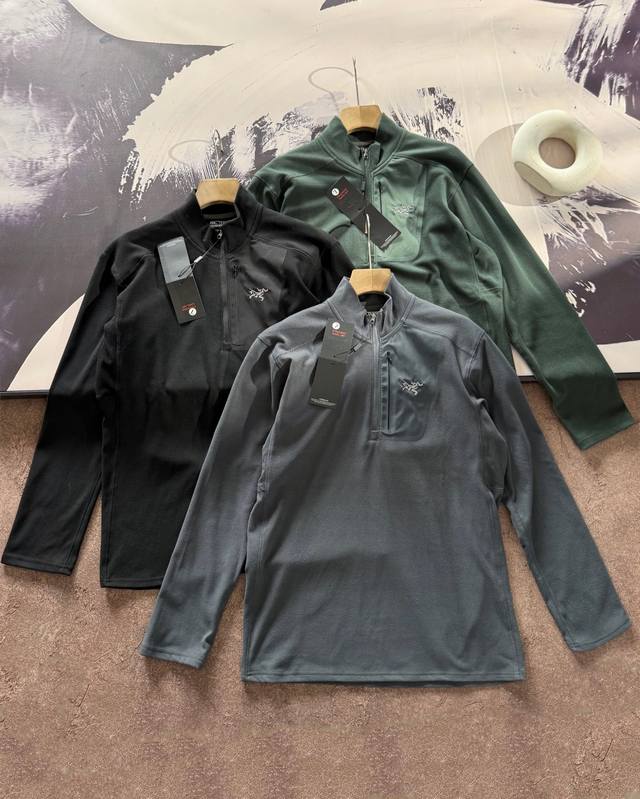 上新 Arc,Teryx 始祖鸟户高弹德绒无痕压胶口袋半拉链长袖打底 双面德绒的面料，绒面温暖不起球，具备吸湿排汗 同时加入Polygiene抑菌银离子，长效抑