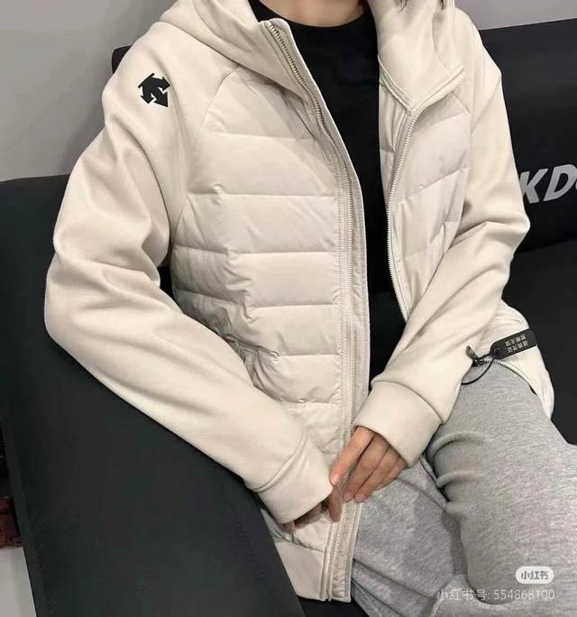 上新 迪桑特拼接连帽羽绒服轻薄情侣款连帽羽绒服，插肩袖针织拼接设计，更休闲时尚。无缝压胶分隔式充绒，真正做到了不钻绒，不跑绒。斜插式拉链口袋设计储物更安全、更人