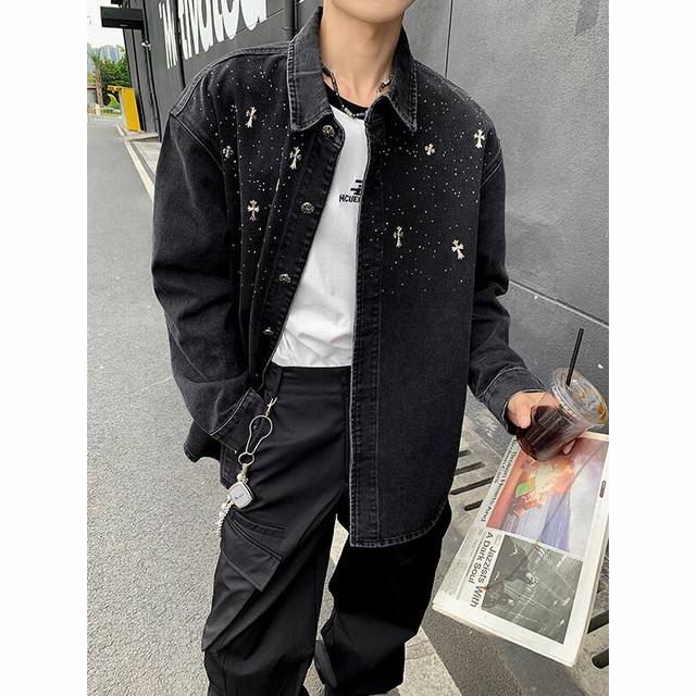 Chrome Hearts 克罗心代购版牛仔夹克外套,简单帅气大方,上身效果极佳,亲肤舒适可外套可内搭一件火爆衬衫,多重水洗工艺, 只为完美细节内里全光边走线, Chrome Hearts 克罗心代购版牛仔夹克外套,简单帅气大方,上身效果极佳,亲肤舒适可外套可内搭一件火爆衬衫,多重水洗工艺, 只为完美细节内里全光边走线,