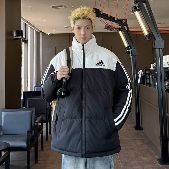 Adidas 阿迪达斯海外官网羽绒棉服外套，男女同款，独家爆款，冬季衣橱必备的一款人气棉衣， 上身超级好看！经典三条杠设计， 纯天然手塞羽绒棉填充，每个部分充棉