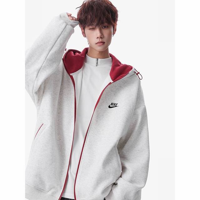 上新 耐克 Nike新款情侣款银狐绒潮牌高克重全棉连帽卫衣！ 高级定制高克重全棉面料，档次相当高，男女同款。胸口潮牌Logo，同色螺纹拼接，上身效果超级棒。非常