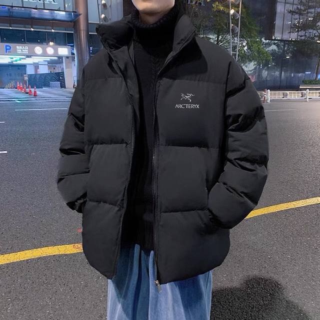 上新 Arc'teryx始祖鸟秋冬新款面包服保暖立领棉服 爆款上新！冬季衣橱必备的一款人气棉衣， 上身超级好看！ 纯天然手塞羽绒棉填充，每个部分充棉饱满 给人温