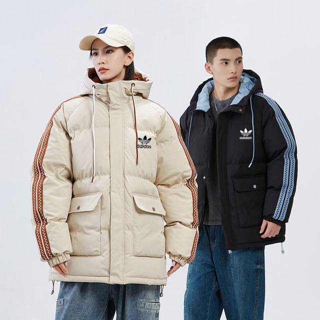 上新 三叶草Adidas运动款加厚保暖连帽棉衣情侣棉服 这次设计师给大家带来的是另一种视觉冲击 先看拼色袖冲击视觉一大亮点 这个图案经过数百次打版试样 最终调整