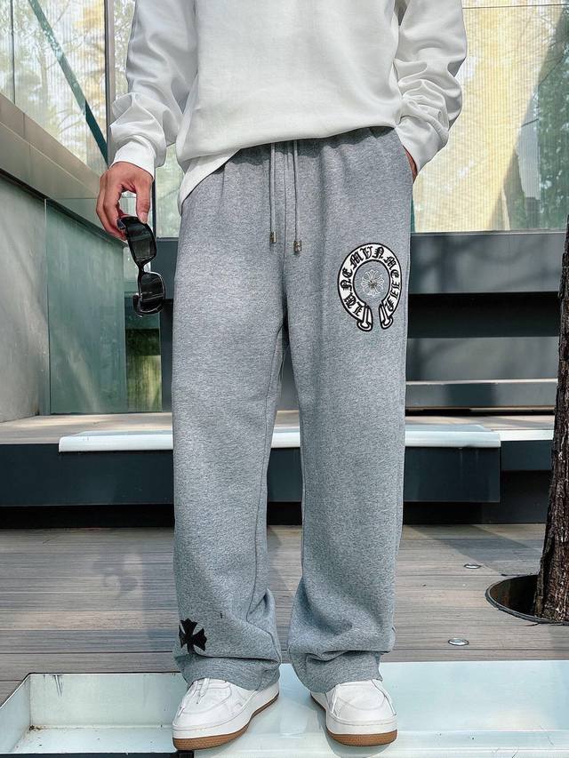 裤子 Chromehearts 克罗心毛圈 长裤。 追求品质绝对保证质量!纹路清晰可见,质感柔软细腻光滑,定制立体刺绣 拼皮工艺,垂感十足!做工精细,肩部线条流 裤子 Chromehearts 克罗心毛圈 长裤。 追求品质绝对保证质量!纹路清晰可见,质感柔软细腻光滑,定制立体刺绣 拼皮工艺,垂感十足!做工精细,肩部线条流