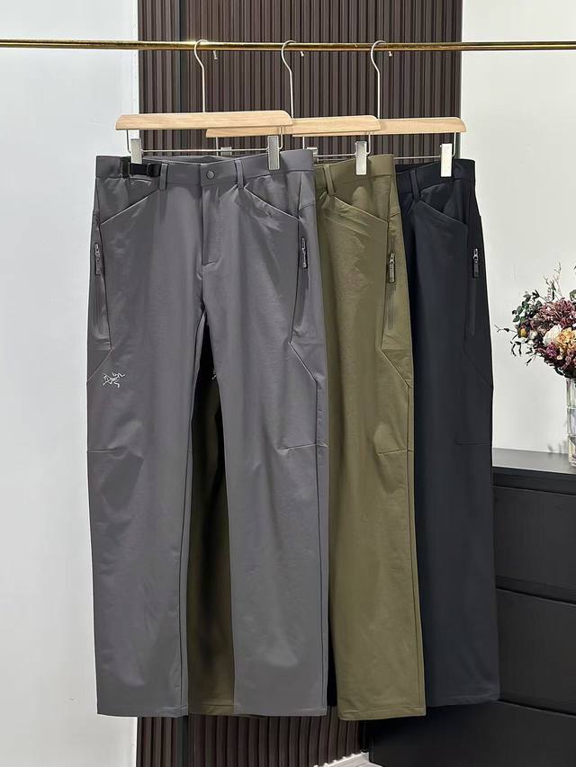 上新 始祖鸟男子商务休闲长裤 面料：90%锦纶，10%氨纶 无敌的一款单品，上身效果真的无敌好看，修长显瘦增高，防水防风透气，衣柜必备单品！ 坚固耐用的防水和防