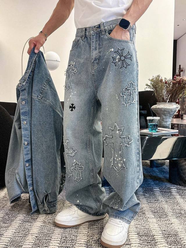 裤子 克罗牛仔做旧水洗长裤，前后副立体刺绣 十字架贴布 工艺，高级感满满。 超级无敌大爆款驾到 这个天气最好的单品酷酷Oversize风 大方中性，充满个性，毫